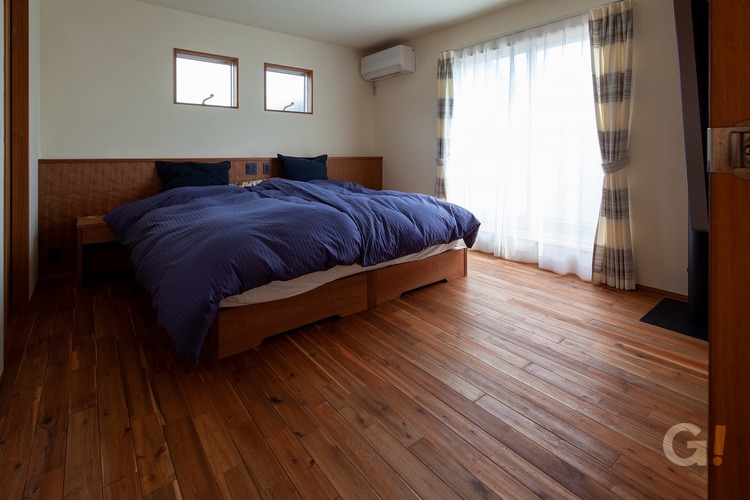自然素材をふんだんに使った贅沢な癒し空間の寝室の写真