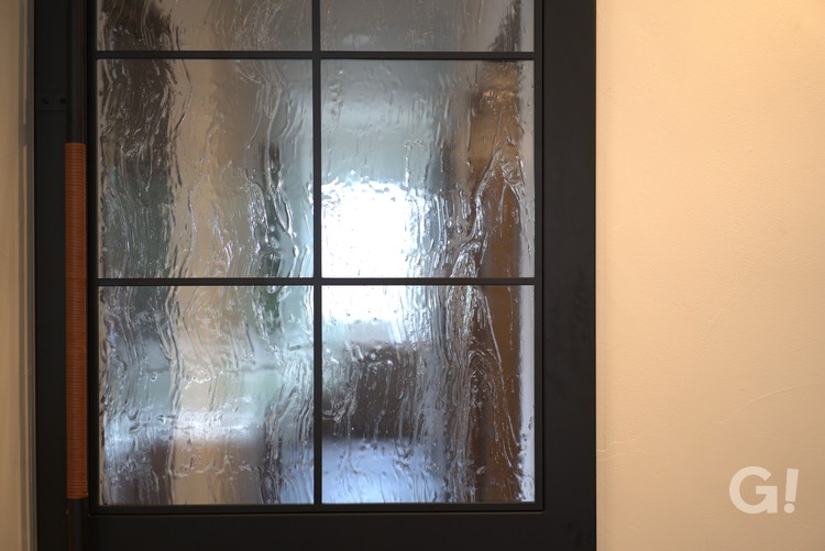 アンティークガラスを使ったかっこいいアメリカンテイスト扉の写真