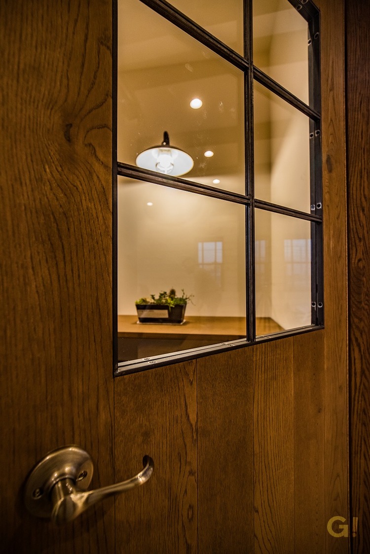 木製扉にアイアン格子　かっこいい扉の写真
