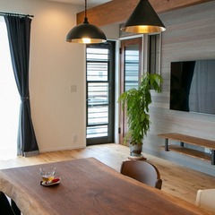 一枚板の重厚感あるダイニングテーブルのあるおしゃれなダイニング