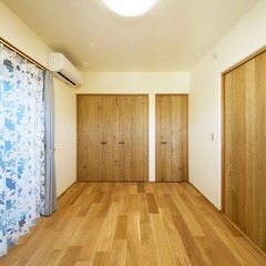 無垢の木のぬくもりを感じるナチュラルな寝室