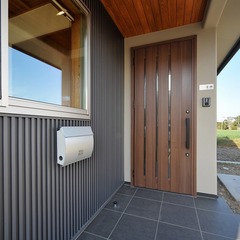 モダンな玄関タイルと木の軒天上が印象的な玄関ポーチ