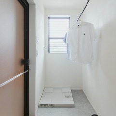 清潔感のある白さと風が通る室内ランドリースペース