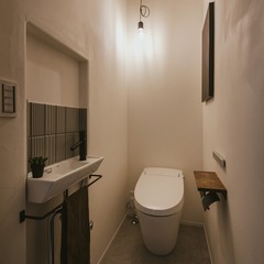 グレーリッシュで統一されたおしゃれな家のトイレ
