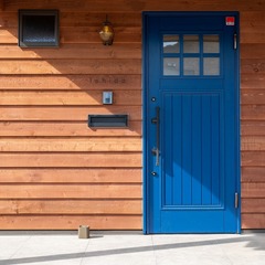 木製扉のブルー扉が映える外観