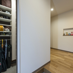 玄関ホールを彩るニッチのディスプレイコーナー