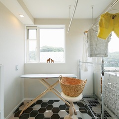 効率的で眺望のよいランドリーコーナー