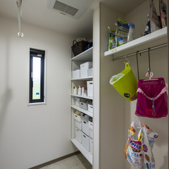 いろいろなタイプの収納が便利なランドリールーム