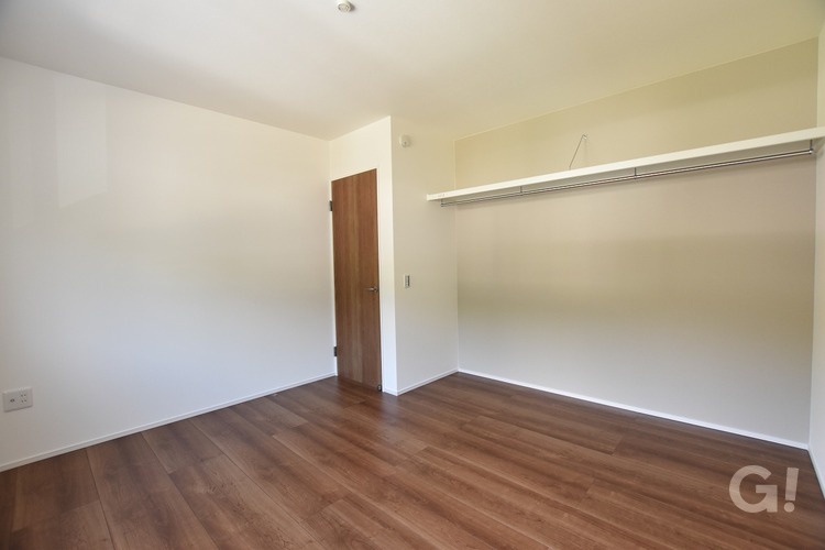 オープンクローゼットの洋室