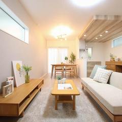 明るい光が入る開放感あるリビング