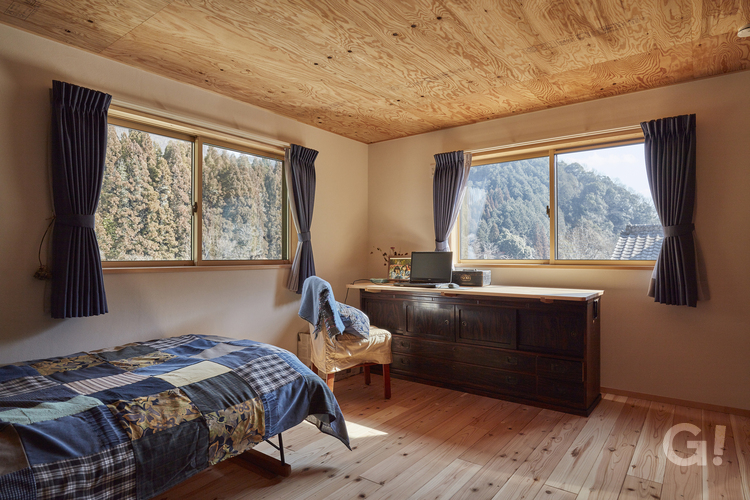 自然素材が優しい雰囲気を創り出す寝室の写真
