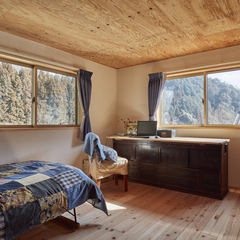 自然素材が優しい雰囲気を創り出す寝室