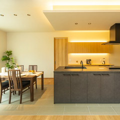 造作食器棚と間接照明で落ち着いた雰囲気のキッチン！