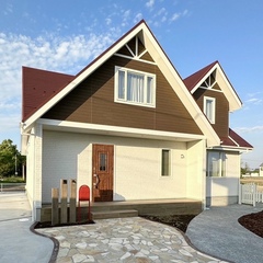 大きな赤い屋根の北欧風ハウス