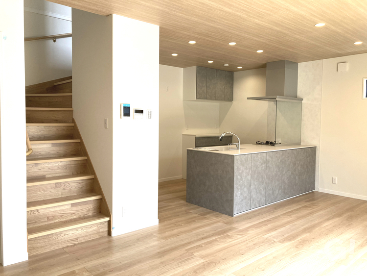 階段下をパントリーに