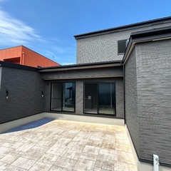 光とプライバシーを両立する、コの字型の住まい。