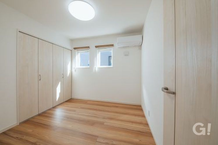 「無駄なく全てが叶う１．５階建て」の主寝室