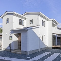 シンプルな色合いでスタイリッシュな外観デザインの家