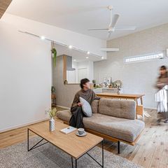 開放感のある勾配天井のリビングのある家