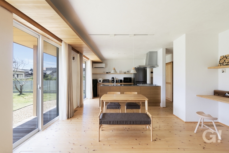 ウッドデッキで外とつながるリビング