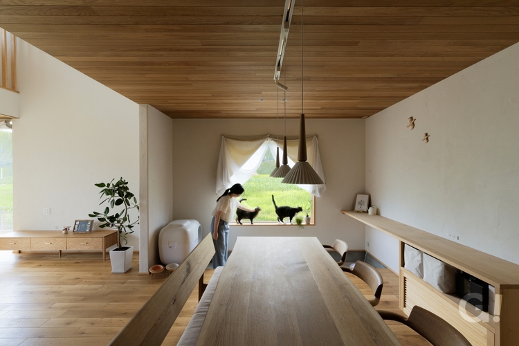 ピクチャーウィンドウのあるダイニング