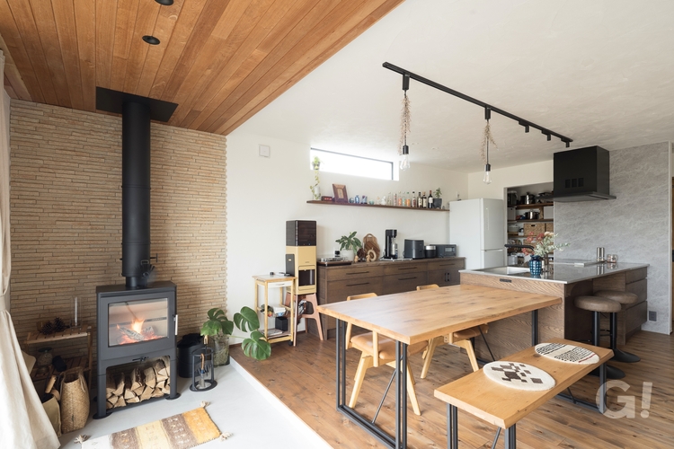 ダイニングの近くに薪ストーブのある暮らし