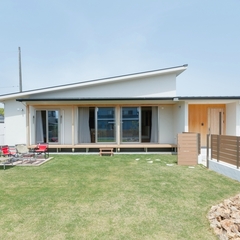 平屋の外観とドッグランになる芝生のお庭