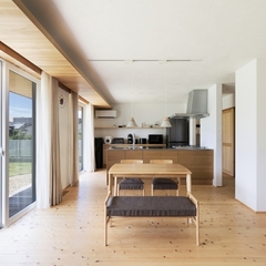 ウッドデッキで外とつながるリビング