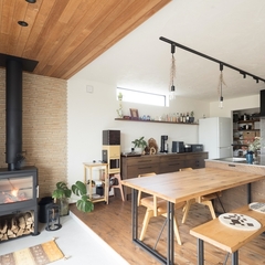 ダイニングの近くに薪ストーブのある暮らし