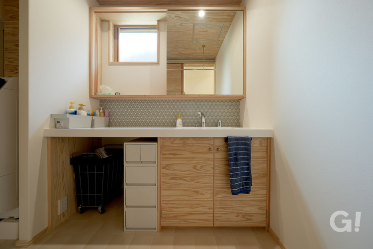 自然素材の優しさにそっと包み込まれ快適◎使い勝手もいいシンプルモダンな洗面室