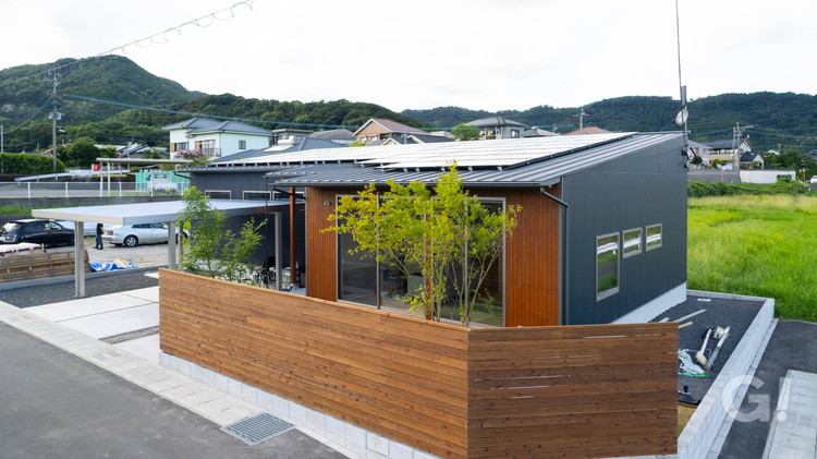 『直線に繋がるデザイン＆緩やかな片流れ屋根が目印！笑顔あふれるシンプルモダンな平屋住宅』の写真