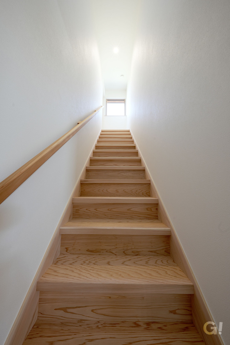 漆喰で快適空間！木の手摺りが優しく上り下りを誘導してくれるシンプルモダンな階段