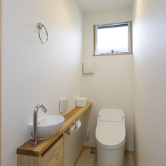 毎日使うたびホッと優しい気持ちになれる！快適空間広がるシンプルモダンなトイレ