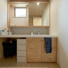 自然素材の優しさにそっと包み込まれ快適◎使い勝手もいいシンプルモダンな洗面室