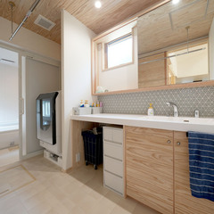 ランドリースペースも併設され家事動線もいい◎浴室へもフラットに繋がる和モダンな洗面脱衣室