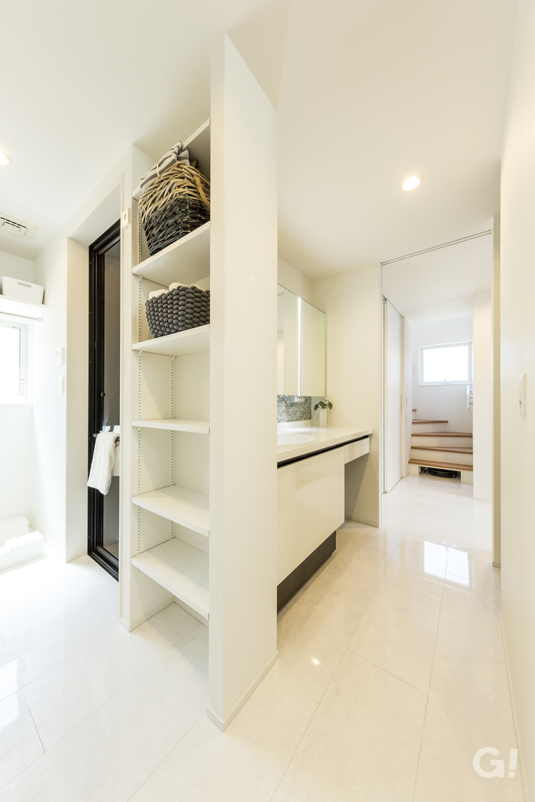 洗面脱衣室と廊下が建具開閉で兼用でき、面積の最大限有効活用を考え設計されたスペースの写真