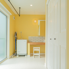 鮮やかな塗り壁の洗面所 