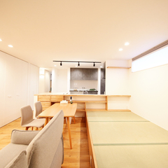 小上がり和室のある個性的なリビング/福島県須賀川市/DELiGHT HOME