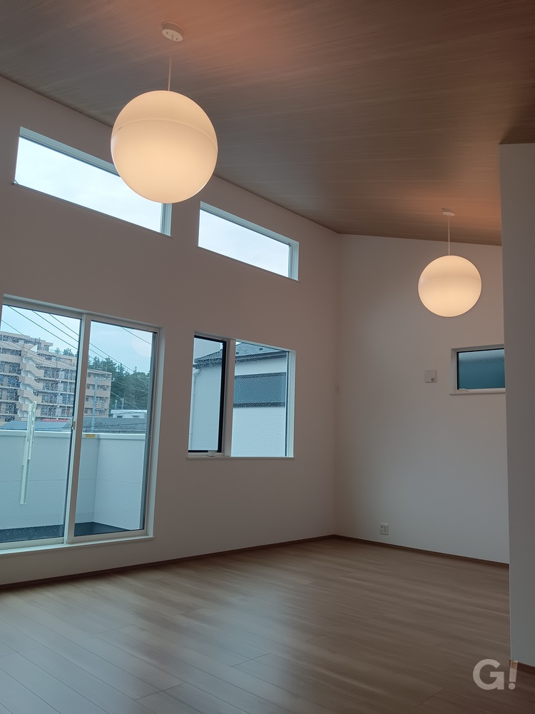 高窓から光がふんわり差し込む、開放感あるリビング