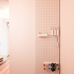 部屋の一角に有孔ボードで空間の活用