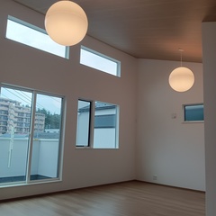 高窓から光がふんわり差し込む、開放感あるリビング