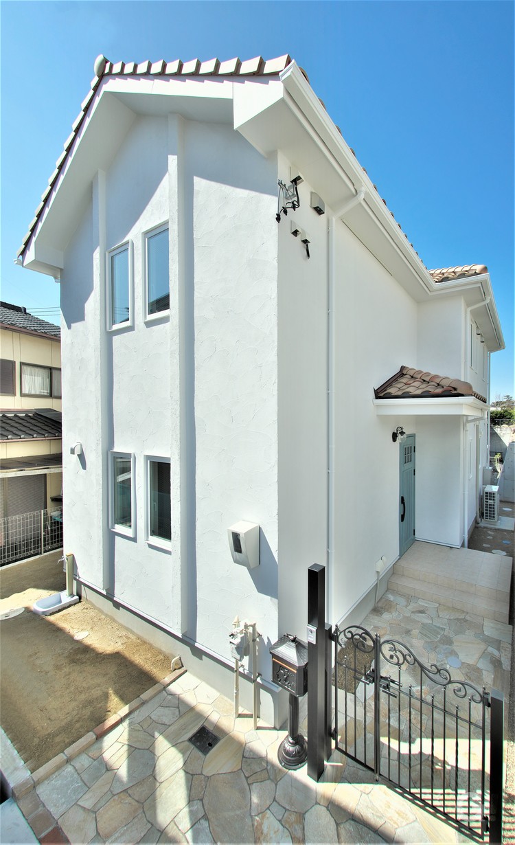 真っ白な漆喰塗のお家の写真