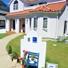  地中海をイメージした青空に映える白い塗壁のお家 