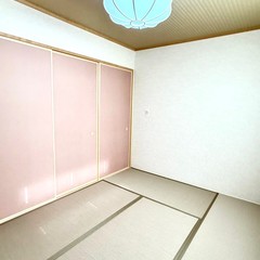 光が差し込む漆喰塗の家の和室