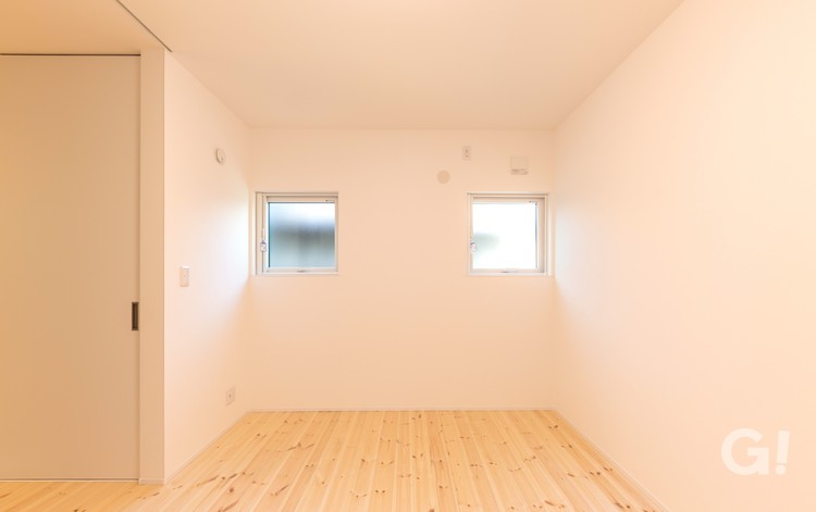 四角い窓がかわいい！シンプルナチュラルな寝室の写真