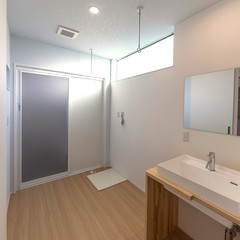 白×木目調のシンプルナチュラルな洗面＆脱衣スペース
