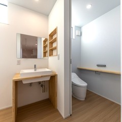 オシャレな造作洗面台とシンプルで広いトイレ