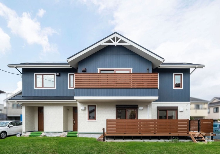 3世代が暮らす「2世帯住宅」木目のテイスト　ブルーとホワイトのコントラストが爽やかな北欧スタイルの住まい