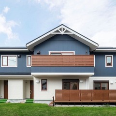 3世代が暮らす「2世帯住宅」木目のテイスト　ブルーとホワイトのコントラストが爽やかな北欧スタイルの住まい