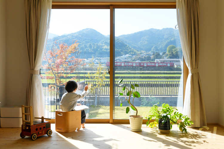 列車を眺めながら四季折々の美しさと暮らす家